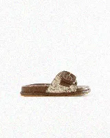 Sandalias de cuero color negro, de diseño plano con una tira ancha en el empeine y una hebilla metálica dorada grande como detalle.