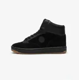 Zapatillas de media caña Airwalk modelo Enigma Total Black, de color negro con suela de goma marrón. Combinan paneles de gamuza y cuero sintético, con cordones negros y logo circular en el lateral.