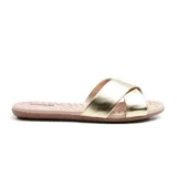 Sandalia casual dorada con tiras cruzadas y plantilla con textura.