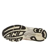 Championes Asics Gel-Kayano 14, en color beige y plateado con detalles en bordó, confeccionados con malla transpirable y superposiciones sintéticas, con suela amortiguada para mayor confort.
