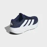 Championes de running Adidas modelo Galaxy 8, de color azul marino con las tres tiras características en blanco y entresuela blanca amortiguada.