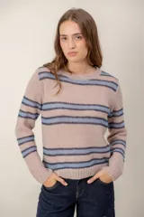 Sweater de punto con diseño de rayas horizontales en tonos lila y rosado, cuello redondo y mangas largas con puños acanalados.