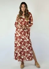 Vestido largo de manga larga con estampado abstracto en tonos marrones y blancos. Tiene escote en V y tajo lateral.