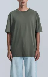 Remera de corte relaxed en color verde militar, con cuello redondo, mangas cortas con hombros caídos y silueta amplia.