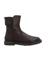 Botín de cuero texturizado color bordó con caña media, cierre lateral y detalle de hebilla metálica en la parte superior. Presenta punta redonda y suela plana con textura antideslizante.