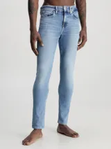 Pantalón de jean celeste, corte skinny, tiro medio, con bragueta con cremallera y diseño de cinco bolsillos.