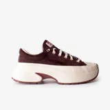 Championes Converse Run Star Crush OX de corte bajo, con capellada de textura efecto pelo en color bordó, cordones blancos y suela chunky de plataforma esculpida en tono marfil con detalles en la misma gama.