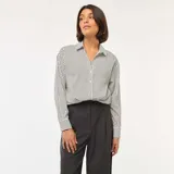 Camisa fluida de manga larga con estampado de rayas verticales blancas y negras.