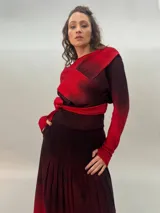 Buzo de punto confeccionado en 100% lana merino con efecto degradé en tonos azules. Presenta un diseño versátil con lazos largos que nacen de la cintura alta para anudar de diferentes formas, mangas entalladas con ojal para el pulgar y cuello redondo.