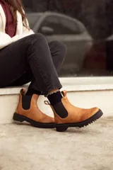 Botas de cuero negro con elástico a los lados, suela de cuero y forro de cuero vacuno.