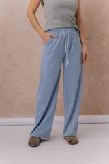 Pantalón ancho color celeste de Tencel, con cintura elástica y cordón ajustable blanco.
