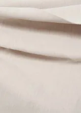 Vestido corto de tejido fluido con diseño drapeado, escote asimétrico y hombros descubiertos. Cuenta con cierre de cremallera invisible en el lateral.