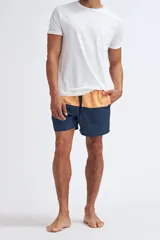 Short de baño con diseño de bloques de color, presentando una franja superior en color naranja y una inferior en color azul marino. Cuenta con cintura elástica y cordón de ajuste.