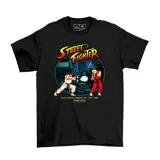 Remera negra de manga corta con estampado frontal de Street Fighter que muestra a Ryu y Ken en un escenario de videojuego retro.