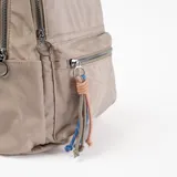 Mochila color beige con dos compartimentos con cierre y un bolsillo frontal con cierre.