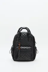 Mochila de diseño acolchado con patrón de rombos, confeccionada en poliamida negra. Cuenta con un compartimento principal con cierre, bolsillo frontal con cierre, bolsillos laterales de red y manijas superiores reforzadas. Incluye un colgante decorativo con la palabra LOVE en letras de carey.