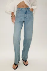 Jeans de tiro alto con diseño de cinco bolsillos y pernera recta. Presenta una raya planchada a lo largo de la pierna y cierre frontal con cremallera y botón.