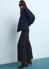 Pantalón jeans de tiro alto con diseño culotte y bajo deshilachado. Cuenta con cierre frontal de cremallera y botón, trabillas para cinturón y bolsillos traseros.