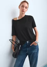 Pantalón de jean tiro medio con corte recto y largo, confeccionado en tejido de algodón. Cuenta con cierre de cremallera y botón, trabillas para cinturón, diseño de cinco bolsillos y aberturas laterales en el bajo.