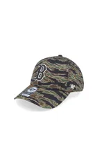 Gorra tipo baseball con corona estructurada y visera curva, con estampado de camuflaje tipo tigre. Presenta el logo de los Boston Red Sox bordado en relieve en el frente y el logo de la marca 47 en el lateral.