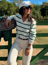 Sweater de punto con diseño de chomba, cuello polo y mangas largas. Presenta un patrón de rayas horizontales en color verde sobre una base de color beige.