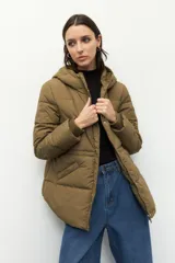 Campera puffer color tostado con capucha, cierre frontal con botones a presión y bolsillos laterales. Presenta diseño acolchado, puños elásticos y ajuste en la cintura.