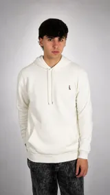 Hoodie de color blanco con capucha ajustable mediante cordones, bolsillo frontal tipo canguro y pequeño bordado en el pecho.