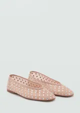 Zapato tipo chatita de tejido mesh color rosado, con punta cuadrada y apliques de strass en toda la superficie.