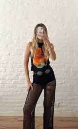 Pantalón de red negro de tiro alto y corte acampanado.