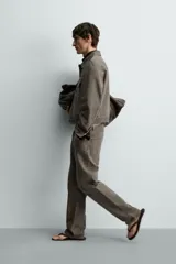Pantalón de jean estilo straight fit, de corte recto y tiro medio, con efecto lavado en color gris oscuro. Cuenta con diseño clásico de cinco bolsillos y cierre frontal con botones.