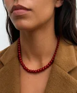 Collar de cuentas esféricas de vidrio pulido en color rojo intenso, con cierre metálico bañado en oro 18k.