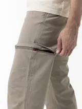 Pantalón técnico Merrell de trekking, color beige, desmontable con cierre para convertirlo en bermuda. Posee cintura con cinturón ajustable y bolsillos con cierre.