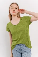 Remera de lino color verde lima, con escote redondo y detalle de cuatro botones decorativos en el lateral del escote.