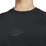 Buzo Nike de cuello redondo, confeccionado en una combinación de tejidos en bloques de color negro y gris oscuro. Presenta mangas largas con una banda lateral estampada con el logo de la marca y un logo de Nike bordado en el pecho.