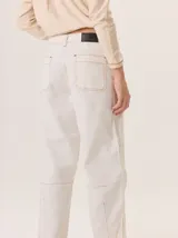 Pantalon de pana de corte barrel, color gris oscuro, con costuras visibles y diseño estructurado.