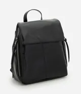 Mochila Satinato de poliuretano color negro, de diseño rectangular con solapa frontal, cierre magnético, bolsillos laterales con cierre y correas ajustables.