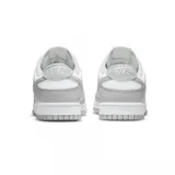 Championes Nike Dunk Low Retro, modelo de corte bajo con diseño bicolor en blanco y gris claro. Confeccionados con paneles de cuero, presentan el icónico swoosh lateral y suela de goma con patrón de tracción circular.