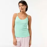 Musculosa de pijama color verde menta, con tirantes finos ajustables, escote en V con detalle de puntilla y pequeño lazo central. Presenta una textura sutil de pequeños puntos en relieve.