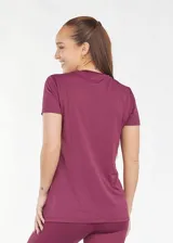 Camiseta deportiva color borgoña, de tejido transpirable y secado rápido.