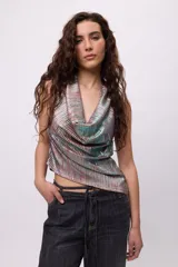 Top color verde petróleo de tela plisada, con cuello halter y tiras para regular el drapeado.