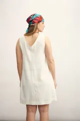 Vestido corto sin mangas, color celeste claro, con escote en V y costuras visibles en contraste.