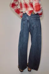 Jeans balloon leg de tiro medio y longitud al tobillo, con efecto lavado, cintura con trabillas, cinco bolsillos y cierre frontal con cremallera y botón.