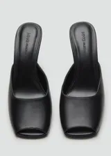 Zapato destalonado de cuero caprino con diseño de punta cuadrada y tacón tipo embudo de 8 cm.