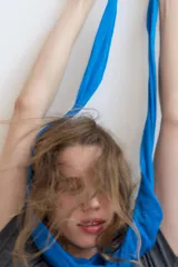 Camiseta de cuello redondo y manga corta, con corte regular fit.