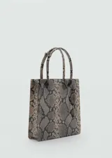Bolso tipo tote mini de diseño cuadrado con estampado de piel de serpiente. Cuenta con doble asa superior y cierre de botón a presión en las asas.