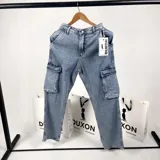 Pantalón jean celeste de corte recto con bolsillos cargo laterales.