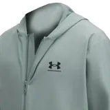 Campera deportiva Under Armour Vibe Woven negra con capucha, cierre frontal completo, logo blanco en el pecho y bolsillos laterales con cierre.