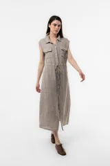 Vestido camisero midi sin mangas color verde militar, confeccionado en lino, con botones frontales, bolsillos en el pecho y cintura ajustable con cordón.