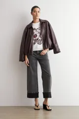 Remera blanca de manga corta con estampado frontal de diseño damasco floral en tonos bordó y marrón.