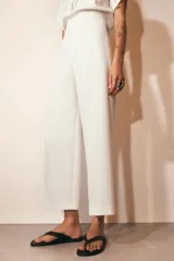 Pantalón culotte de tiro alto y pierna ancha, con cierre lateral mediante cremallera oculta.